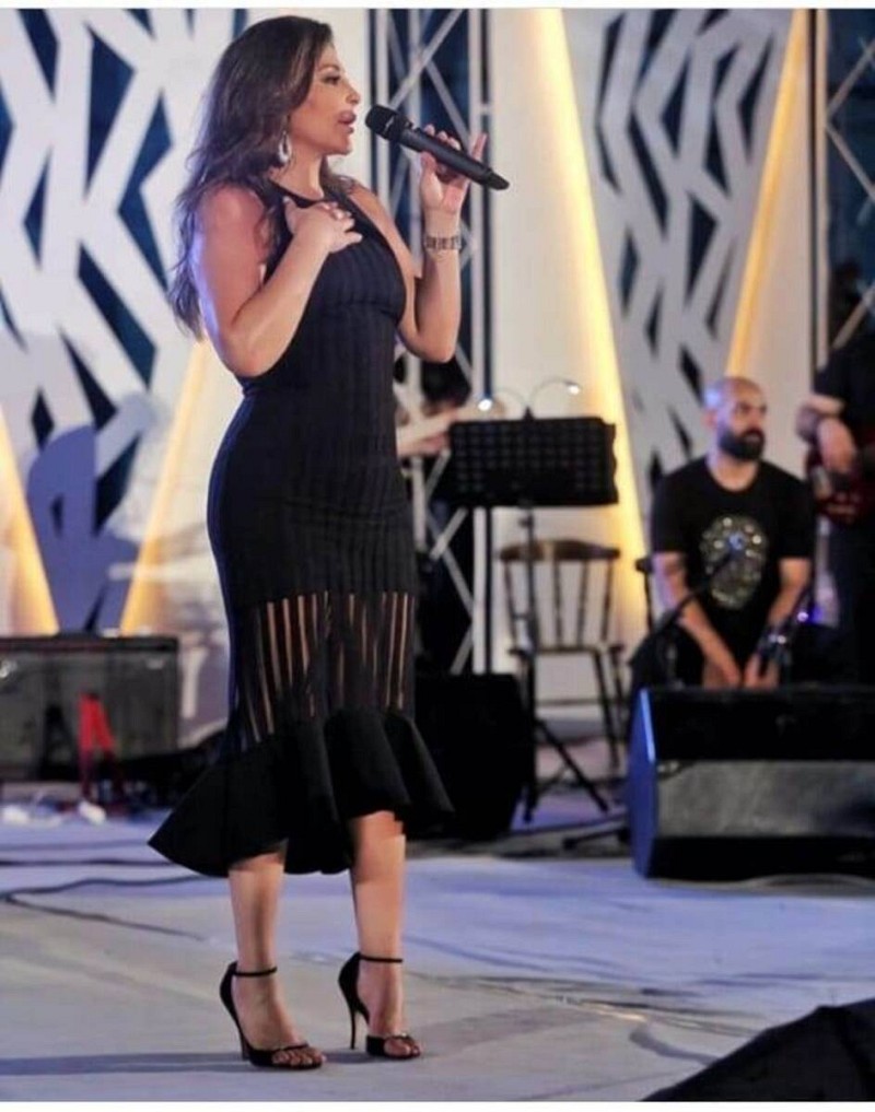 Snob بالفيديو إليسا تتمايل برشاقة على مسرح مهرجان المنستير في تونس